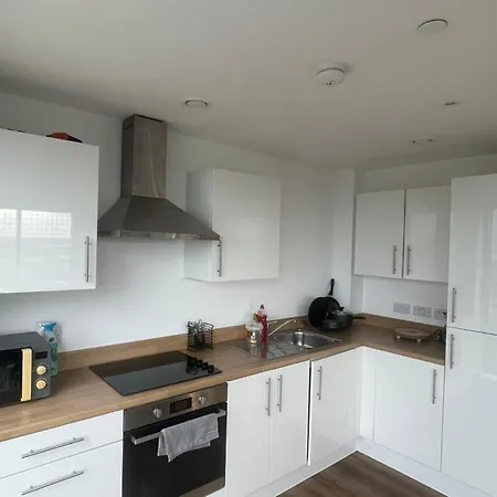 Luxury 2 Bedroom En-Suite Apartment Balcony Views-3